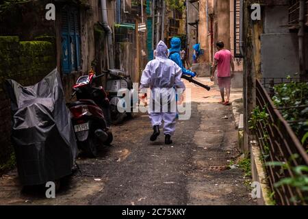 Voies et rues de Kolkata étant assainies par les travailleurs de la Civic Banque D'Images