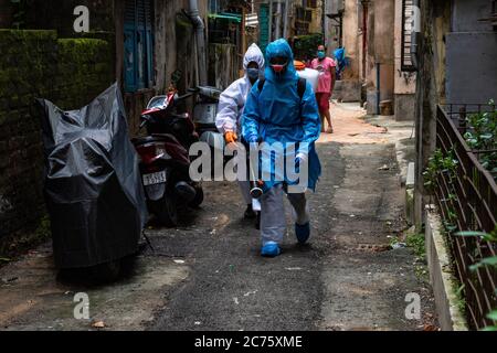 Voies et rues de Kolkata étant assainies par les travailleurs de la Civic Banque D'Images