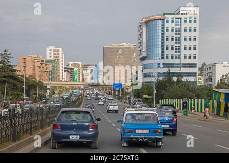 Voitures roulant sur la route fréquentée dans la ville Addis Ababa / Addis Abeba, région d'Oromia, Ethiopie, Afrique Banque D'Images