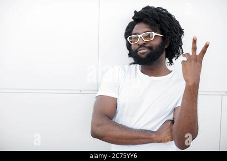 Portrait d'un homme beau noir extérieur près d'un fond blanc Banque D'Images