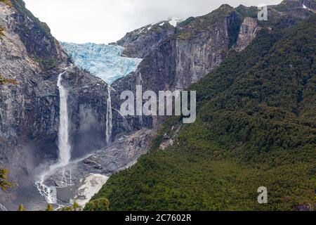 Le glacier de Ventisquero Colgante, près du village de Puyuhuapi, au Chili Banque D'Images