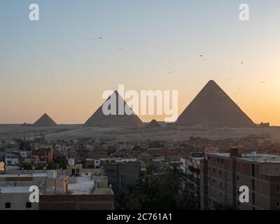 Vue sur les pyramides au coucher du soleil depuis le toit de gizeh Banque D'Images