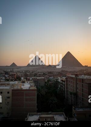 Vue sur les pyramides au coucher du soleil depuis le toit de gizeh Banque D'Images