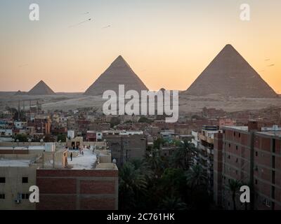 Vue sur les pyramides au coucher du soleil depuis le toit de gizeh Banque D'Images
