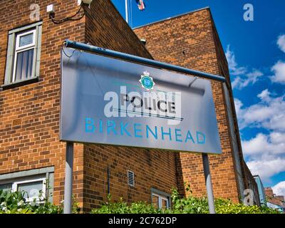 Un panneau devant le poste de police de Birkenhead - fait partie de la police de Merseyside. Banque D'Images