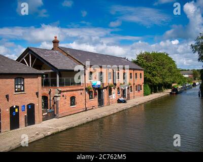 L'entrepôt et la maison de la provenance (stockage pour la nourriture sèche des animaux) à Burscough Wharf sur le canal Leeds à Liverpool à Burscough, Lancashire. Banque D'Images