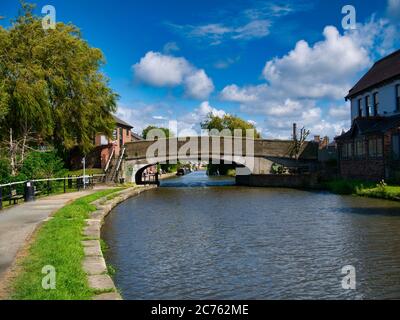 Bursscough Bridge transportant le trafic routier sur l'A59 à travers le canal de Leeds à Liverpool à Bursscough, Lancashire, Royaume-Uni - pris un jour ensoleillé en été. Banque D'Images