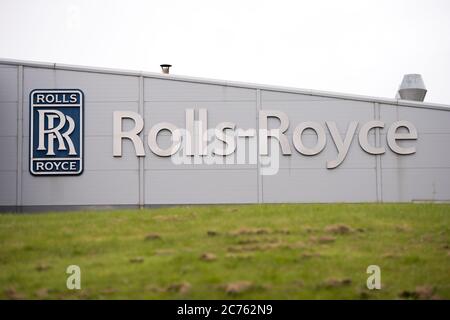 Inchinnan, Écosse, Royaume-Uni. 14 juillet 2020. Photo : l'usine Rolls Royce située au nord de l'aéroport de Glasgow va supprimer 700 emplois, soit plus de la moitié des 1,300 000 employés, ce qui accuse le ralentissement mondial dû à la crise du coronavirus (COVID19). Rolls Royce, qui fournit des moteurs d'avion, réduit ses effectifs, car les compagnies aériennes doivent abattre une grande partie de leur flotte d'avions et réduire ou annuler de nouvelles commandes d'avions, a provoqué un énorme choc dans l'industrie aéronautique mondiale. Crédit : Colin Fisher/Alay Live News Banque D'Images