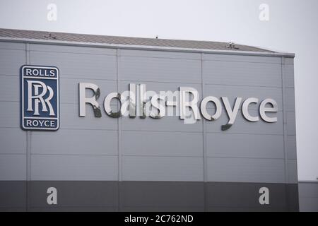 Inchinnan, Écosse, Royaume-Uni. 14 juillet 2020. Photo : l'usine Rolls Royce située au nord de l'aéroport de Glasgow va supprimer 700 emplois, soit plus de la moitié des 1,300 000 employés, ce qui accuse le ralentissement mondial dû à la crise du coronavirus (COVID19). Rolls Royce, qui fournit des moteurs d'avion, réduit ses effectifs, car les compagnies aériennes doivent abattre une grande partie de leur flotte d'avions et réduire ou annuler de nouvelles commandes d'avions, a provoqué un énorme choc dans l'industrie aéronautique mondiale. Crédit : Colin Fisher/Alay Live News Banque D'Images