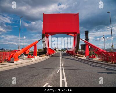 Le contrepoids et les vérins hydrauliques d'un pont de bascule rouge transportant la circulation routière et piétonne à travers une partie du complexe de quais à Birkenhead, Royaume-Uni. Banque D'Images