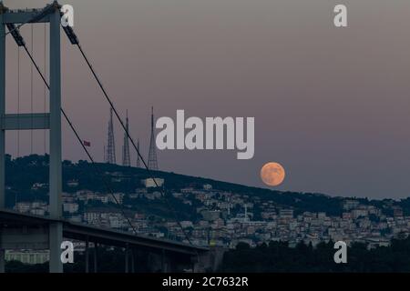 Lever de lune sur la colline Camlica à Istanbul, Turquie Banque D'Images