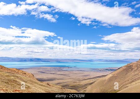 Vue sur le lac argentin, depuis le sommet du mont Cerro Moyano Banque D'Images