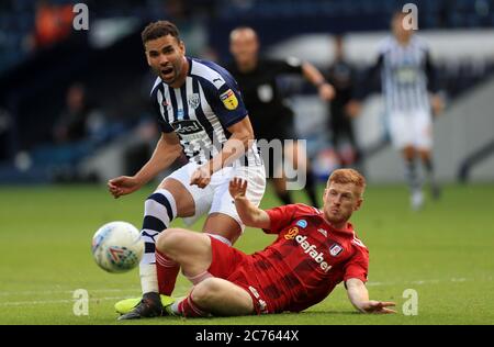 Hal Robson-Kanu (à gauche) et Harrison Reed de West Bromwich se battent pour le ballon lors du championnat Sky Bet aux Hawthorns, West Bromwich. Banque D'Images