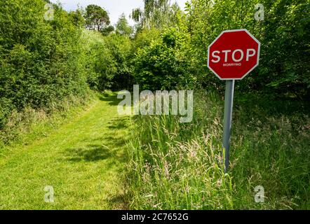 Œuvres d'art originales panneau d'avertissement Stop inquiétante sur le sentier de campagne herbeux, Gifford, East Lothian, Écosse, Royaume-Uni Banque D'Images