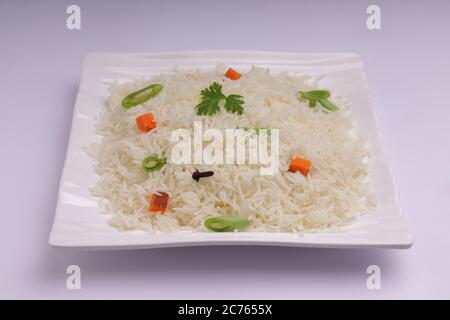 Légumes Pulav ou Pulao, fabriqués à partir de riz basmathi, légumes et épices indiennes. Disposés dans une vaisselle blanche carrée avec fond blanc ou textu Banque D'Images