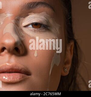 Portrait concept, planète pleure. Pigmentation sur la peau de la jeune belle fille, art du visage sous forme de carte du monde. Problèmes mondiaux, environnementaux. Banque D'Images