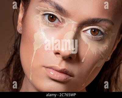 Portrait concept, planète pleure. Pigmentation sur la peau de la jeune belle fille, art du visage sous forme de carte du monde. Problèmes mondiaux, environnementaux. Banque D'Images