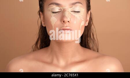 Portrait concept, planète pleure. Pigmentation sur la peau de la jeune belle fille, art du visage sous forme de carte du monde. Problèmes mondiaux, environnementaux. Banque D'Images