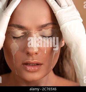 Portrait concept, planète pleure. Pigmentation sur la peau de la jeune belle fille, art du visage sous forme de carte du monde. Problèmes mondiaux, environnementaux. Banque D'Images