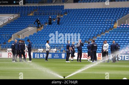 Les joueurs du comté de Derby inspectent le terrain avant le match du championnat Sky Bet au stade de Cardiff City. Banque D'Images