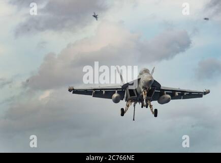 Un growler de la marine américaine E/A-18G, attaché aux Shadowhawks de l'escadron d'attaque électronique 141, débarque sur le pont de vol du porte-avions USS de la classe Nimitz Ronald Reagan pendant les opérations du 21 juin 2020 en mer des Philippines. Banque D'Images