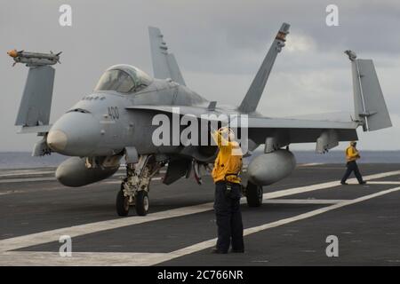 Un Super Hornet F/A-18C du corps des Marines des États-Unis affecté aux chasseurs de la mort de l'escadron d'attaque de chasseurs de la Marine 323, est positionné sur le pont de vol du porte-avions de la classe Nimitz USS Nimitz lors d'opérations à double porte-avions avec l'USS Ronald Reagan le 28 juin 2020 en mer des Philippines. Banque D'Images