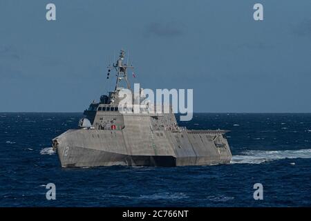 Le navire de combat littoral USS Omaha, variante indépendance de la marine américaine, est en cours d'exécution lors d'un exercice d'entraînement composite avec le Nimitz Carrier Strike Group le 19 mai 2020 en mer de Chine méridionale. Banque D'Images