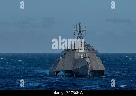 Le navire de combat littoral USS Omaha, variante indépendance de la marine américaine, est en cours d'exécution lors d'un exercice d'entraînement composite avec le Nimitz Carrier Strike Group le 19 mai 2020 en mer de Chine méridionale. Banque D'Images