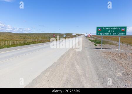 Route et signalisation (Bienvenue en République du Chili) à la frontière du Chili avec l'Argentine Banque D'Images