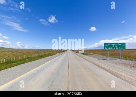 Route et signalisation (Bienvenue en République du Chili) à la frontière du Chili avec l'Argentine Banque D'Images