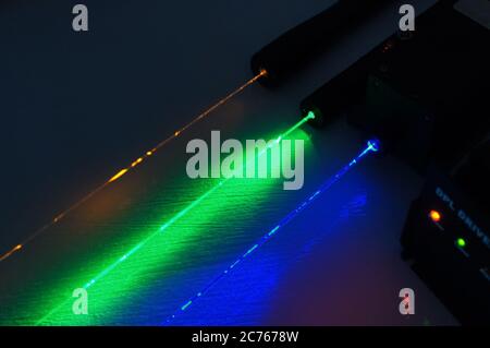 Faisceaux laser de plusieurs couleurs parallèles les uns aux autres, science, scientifique, laboratoire, test, environnement, DPSS, 589, 473, 532, nm, nanomètre Banque D'Images