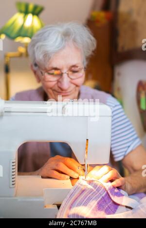 détail d'une femme âgée qui coudre Banque D'Images