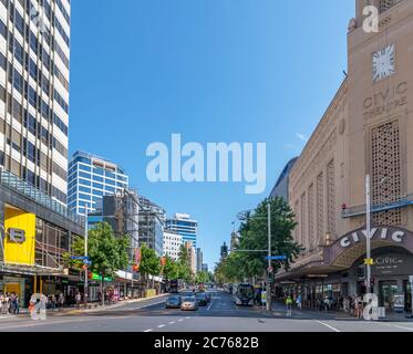 Boutiques et théâtre civique sur Queen Street dans le centre-ville d'Auckland, Nouvelle-Zélande Banque D'Images