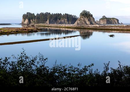 WA17473-00....WASHINGTON - la rivière Quillayute s'emboîte dans l'océan Pacifique, à l'île James. Réserve indienne Quillayute. Banque D'Images