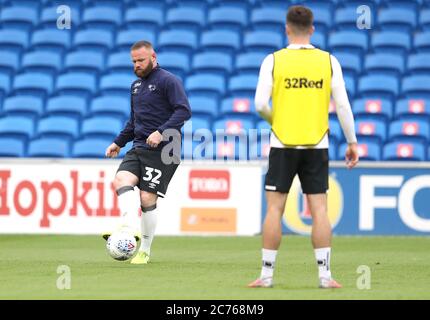 Wayne Rooney (à gauche) du comté de Derby s'échauffe avant le match du championnat Sky Bet au stade de Cardiff City. Banque D'Images