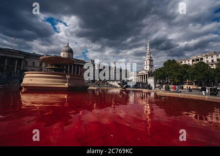 Londres / Royaume-Uni - 07/11/2020: Le groupe de droits des animaux devient des fontaines rouge dans Trafalgar Square à Londres Banque D'Images