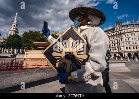 Londres / Royaume-Uni - 07/11/2020: BLM protster taikng images après que le groupe de droits des animaux tourne des fontaines rouge eau dans Trafalgar Square de Londres Banque D'Images