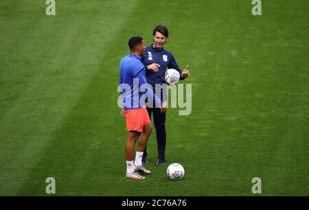 Karlan Grant (à gauche) de Huddersfield Town parle avec le directeur Danny Cowley avant de se lancer lors du match du championnat Sky Bet à Hillsborough, Sheffield. Banque D'Images