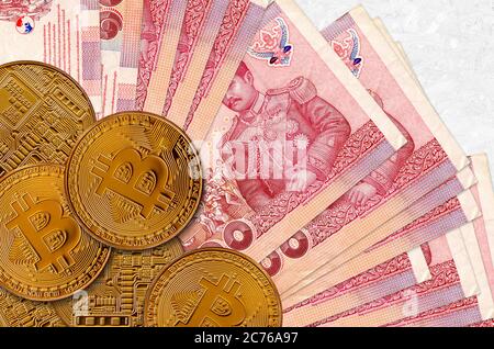 100 billets de baht thaïlandais et bitcoins dorés. Concept d'investissement en crypto-monnaie. Opérations d'exploitation minière ou de commerce de crypto Banque D'Images