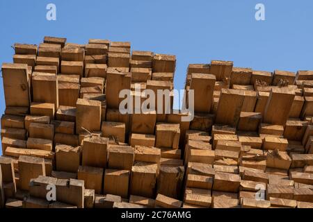 Bois, bois d'oeuvre, bois industriel, bois d'oeuvre. Pile de bois de pin de bois brut naturel sur le chantier. Construction industrielle en bois Banque D'Images