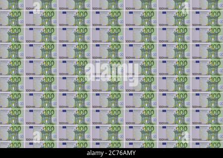 100 euros de factures imprimées sur un convoyeur de production de monnaie. Collage de nombreuses factures. Concept d'inflation et de dévaluation de la monnaie Banque D'Images