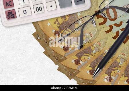 ventilateur de billets de 50 euros et calculatrice avec lunettes et stylo. Concept de saison de paiement de prêt d'entreprise ou d'impôt. Planification financière Banque D'Images