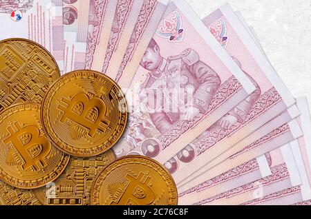 100 billets de baht thaïlandais et bitcoins dorés. Concept d'investissement en crypto-monnaie. Opérations d'exploitation minière ou de commerce de crypto Banque D'Images