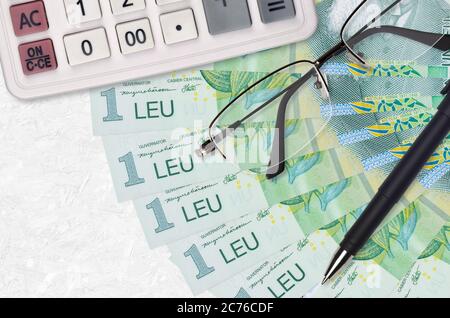 1 ventilateur de billets de leu roumain et calculatrice avec lunettes et stylo. Concept de saison de paiement de prêt d'entreprise ou d'impôt. Planification financière Banque D'Images