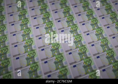100 euro de factures imprimées sur un convoyeur de production de monnaie illégal. Collage de nombreuses faux billets. Concept de travail de masse de contrefacteurs Banque D'Images