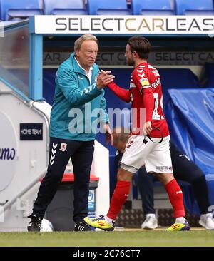 Neil Warnock, le Manager de Middlesbrough, se met à serrer la main avec Patrick Roberts après avoir été remplacé lors du match du championnat Sky Bet au Madejski Stadium, Reading. Banque D'Images