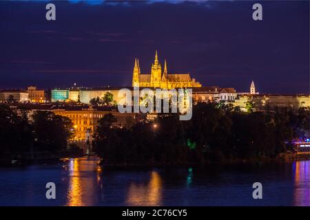 Cathédrale Saint-Vitus sur le château de Prague, la Vltava et le quartier de Hradcany la nuit en HDR Banque D'Images