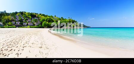 Panorama tropical sur la plage. De belles vagues turquoise avec plage de sable blanc et palmiers à noix de coco. Plage de Kata et Karon, Phuket, Thaïlande. Banque D'Images