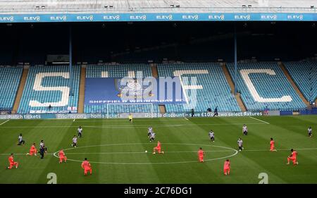 Les joueurs de Sheffield Wednesday et de Huddersfield Town se tiennent à genoux pour soutenir le mouvement Black Lives Matter lors du match du championnat Sky Bet à Hillsborough, Sheffield. Banque D'Images