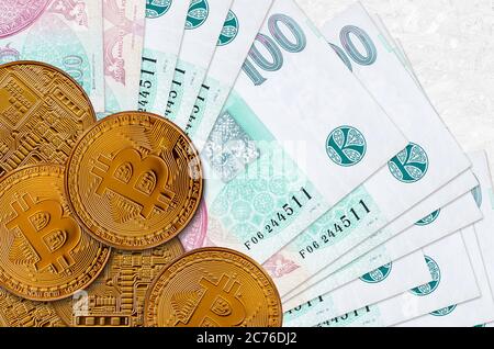 100 korun tchèques et bitcoins dorés. Concept d'investissement en crypto-monnaie. Opérations d'exploitation minière ou de commerce de crypto Banque D'Images